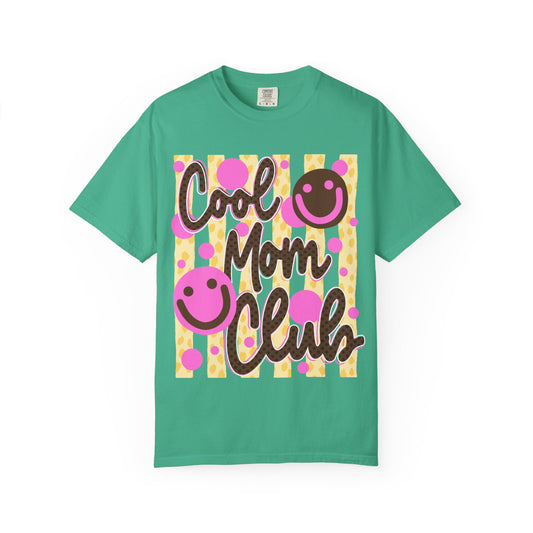 Cool Mom Club T‑Shirt — Retro Smiley Graphic Tee for Moms